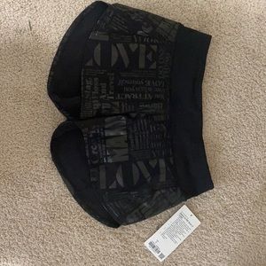 Lululemon shorts- Size 6 4in speed up short